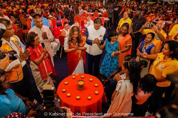 Staatshoofd begint Diwali met honderden kinderen en ouderen